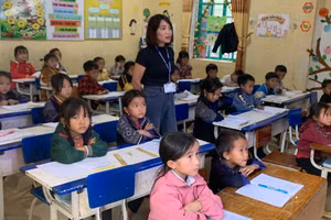 Học sinh Trường Tiểu học Mồ Dề, tỉnh Lào Cai học tiếng Anh qua sự hỗ trợ trực tuyến của giáo viên tại Hà Nội. Ảnh: Nghiêm Huê