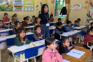 Học sinh Trường Tiểu học Mồ Dề, tỉnh Lào Cai học tiếng Anh qua sự hỗ trợ trực tuyến của giáo viên tại Hà Nội. Ảnh: Nghiêm Huê