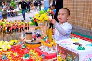 Trẻ háo hức với các que tò he đầy màu sắc. 