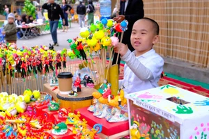 Trẻ háo hức với các que tò he đầy màu sắc. 