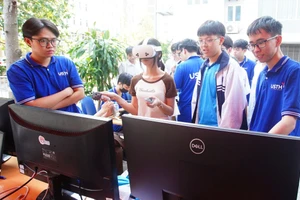 Học sinh trải nghiệm các hoạt động về công nghệ tại Trường Đại học Khoa học và Công nghệ Hà Nội. Ảnh: Dương Triều