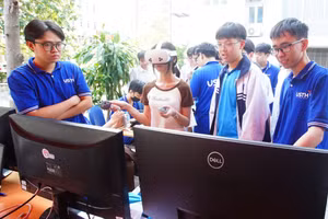 Học sinh trải nghiệm các hoạt động về công nghệ tại Trường Đại học Khoa học và Công nghệ Hà Nội. Ảnh: Dương Triều