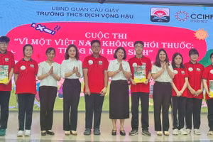 Ban giám hiệu nhà trường và các đại biểu trao quà tặng các đội thi xuất sắc.