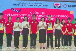 Ban giám hiệu nhà trường và các đại biểu trao quà tặng các đội thi xuất sắc.