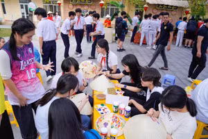 Học sinh Trường THCS Nguyễn Huệ (Đà Nẵng) tái hiện một số không gian văn hóa đặc trưng vùng miền trong hoạt động giao lưu với học sinh thành phố Uiwang (Gyeonggi, Hàn Quốc). Ảnh: PV 