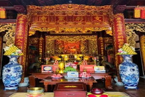 Ban thờ nhà khoa bảng Lê Khắc Cẩn. Ảnh: ITN.