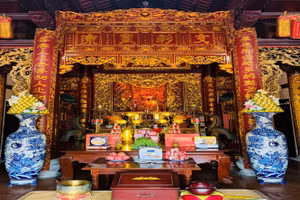 Ban thờ nhà khoa bảng Lê Khắc Cẩn. Ảnh: ITN.