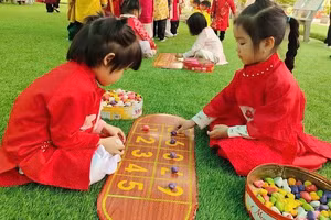 Các hoạt động chứa đựng văn hóa dân gian sẽ giúp trẻ thấm nhuần hơn tinh thần yêu nước. Ảnh minh họa: ITN.