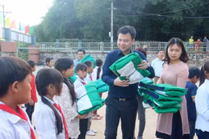 Nhà báo Triệu Ngọc Lâm - Tổng Biên tập Báo GD&TĐ trao quà từ thiện cho học sinh ở xã Tam Chung và Mường Chanh. 
