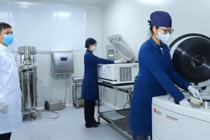 Cán bộ, giảng viên, sinh viên Học viện Nông nghiệp Việt Nam trong phòng lab. Ảnh: NTCC