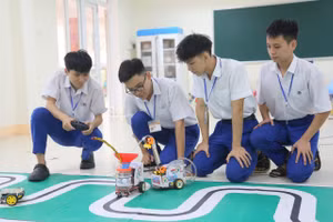 Nhóm xây dựng 2 phiên bản robot, gồm robot cầm tay với tính năng điều khiển từ xa.