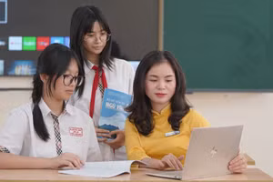 Cô trò Trường THCS Bế Văn Đàn (Đống Đa, Hà Nội). Ảnh: Xuân Phú