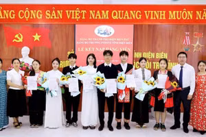 8 đảng viên đầu tiên của Trường PTDTNT tỉnh Điện Biên. Ảnh: TG