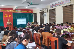 Trường Tiểu học Kim Hoa (huyện Hương Sơn, Hà Tĩnh) triển khai họp chuyên môn đầu năm học. Ảnh: Hồ Phương