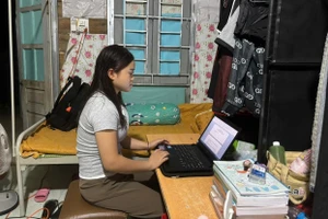 Cô Lường Ngọc Thương, giáo viên Trường Mầm non Nậm Ban đang soạn giáo án. Ảnh: Hà Thuận