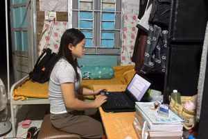 Cô Lường Ngọc Thương, giáo viên Trường Mầm non Nậm Ban đang soạn giáo án. Ảnh: Hà Thuận