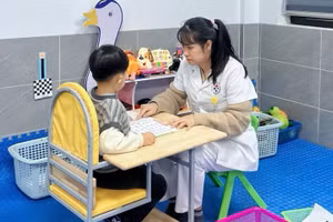 Bên cạnh nỗ lực của gia đình, các nguồn lực xã hội đóng vai trò quan trọng trong việc nâng đỡ phụ huynh và trẻ có nhu cầu đặc biệt. Ảnh minh họa: ITN.