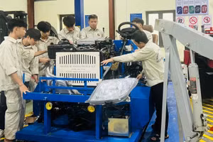 Giờ học Công nghệ ô tô với thiết bị hiện đại tại Trường Cao đẳng Lào Cai.