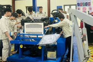 Giờ học Công nghệ ô tô với thiết bị hiện đại tại Trường Cao đẳng Lào Cai.