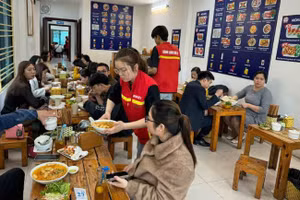 Quán ăn đông kín khách, nhân viên phải làm việc liên tục. Ảnh: Nhật Minh