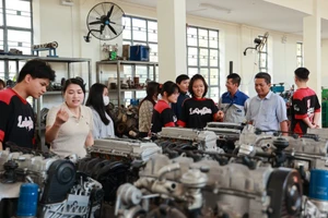 Sinh viên Trường Cao đẳng Kỹ thuật Công nghệ Quy Nhơn tại phòng thực hành với đầy đủ trang thiết bị hiện đại.