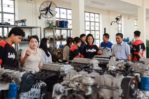 Sinh viên Trường Cao đẳng Kỹ thuật Công nghệ Quy Nhơn tại phòng thực hành với đầy đủ trang thiết bị hiện đại.