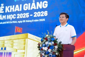 Tân thủ khoa Mai Quang Minh Trí phát biểu tại lễ khai giảng năm học 2025 - 2026. Ảnh: HCMUT