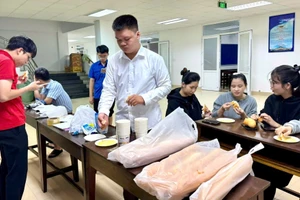 Khoảng 100 sinh viên Trường Đại học Sư phạm - Đại học Huế được Đội phản ứng nhanh hỗ trợ chỗ ở, ăn uống tại trường trong đợt lũ ngày 27 - 28/10/2025. Ảnh: Hoàng Hải