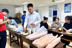 Khoảng 100 sinh viên Trường Đại học Sư phạm - Đại học Huế được Đội phản ứng nhanh hỗ trợ chỗ ở, ăn uống tại trường trong đợt lũ ngày 27 - 28/10/2025. Ảnh: Hoàng Hải