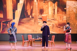 Tiểu phẩm “Chuyện nhà Sùng” trình diễn tại lễ tổng kết giai đoạn 2 và khởi động giai đoạn 3 dự án “Chúng tôi có thể”.