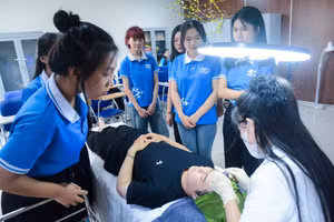 Sinh viên Trường Cao đẳng Thương mại thực hành chăm sóc da. Ảnh: NTCC