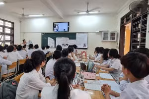 Học sinh Trường THPT Hướng Hóa được học tập qua các phần mềm.