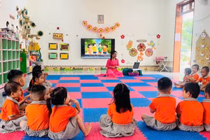 Cô, trò Trường Mầm non Sao Mai (Chiềng Sinh, Sơn La) trong một giờ học trên lớp. Ảnh: NVCC