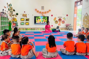Cô, trò Trường Mầm non Sao Mai (Chiềng Sinh, Sơn La) trong một giờ học trên lớp. Ảnh: NVCC