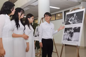 Học sinh Trường THPT chuyên Hà Nội - Amsterdam (Hà Nội) tìm hiểu về cuộc đời hoạt động cách mạng của Chủ tịch Hồ Chí Minh. Ảnh: Lan Anh