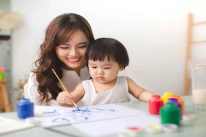 Lúc nhỏ tuổi, các bé thường chưa có khả năng diễn đạt gãy gọn. Ảnh minh họa.