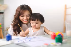 Lúc nhỏ tuổi, các bé thường chưa có khả năng diễn đạt gãy gọn. Ảnh minh họa.