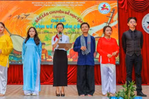 Học sinh Trường THPT Ten Lơ Man (Quận 1) tham gia hoạt động ngoại khóa với chủ đề “Tìm về nguồn cội”. Ảnh: NTCC