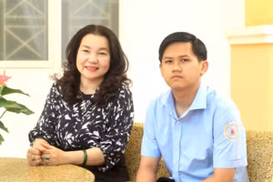 Nguyễn Quốc Nhật Minh cùng cô Hiệu trưởng Lê Thị Thu. Ảnh: Dung Nguyễn