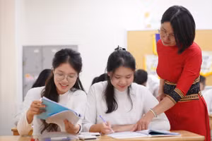 Cô và trò Trường THPT Phan Đình Phùng (Hà Nội). Ảnh: Xuân Phú