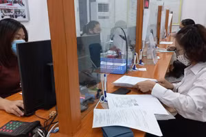 Người lao động nhận chế độ trợ cấp trong thời gian thất nghiệp. Ảnh: INT