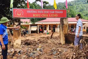 Điểm trường tiểu học tại bản Cha Lung (xã Tam Thanh, Thanh Hóa) đang được lực lượng quân đội và các thầy, cô giáo tích cực khắc phục sau thiệt hại bởi thiên tai. Ảnh: Thế Lượng