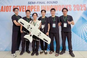 Các thành viên nhóm giới thiệu sản phẩm tại cuộc thi Phát triển Ứng dụng AIoT Developer InnoWorks 2025. Ảnh: Hà An