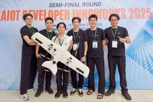 Các thành viên nhóm giới thiệu sản phẩm tại cuộc thi Phát triển Ứng dụng AIoT Developer InnoWorks 2025. Ảnh: Hà An