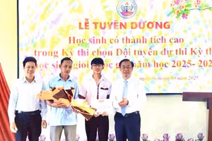 Trường PTDTNT THPT Đam San biểu dương thành tích của học sinh Nguyễn Thọ Hoàng Anh. Ảnh: Thành Tâm