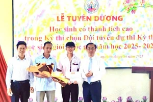 Trường PTDTNT THPT Đam San biểu dương thành tích của học sinh Nguyễn Thọ Hoàng Anh. Ảnh: Thành Tâm