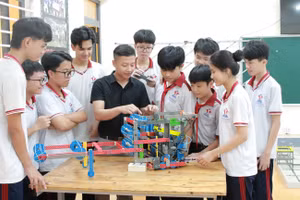 Thầy Nguyễn Thái Hòa hướng dẫn học sinh vượt qua phần trở ngại nhất “tự hành robot”. 