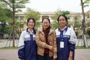 Cô Hoàng Thị Nguyệt cùng em Chu Quỳnh Thương (bên trái) - thủ khoa và Nguyễn Thị Tuyến (bên phải) - á khoa môn Hóa học.