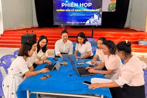 Tổ biên soạn chương trình “Bình dân học vụ” thực hiện hơn 100 video bài giảng hỗ trợ cho các lớp xóa mù chữ.