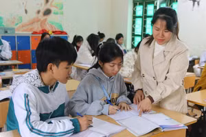 Giáo viên Trường PTDTNT THPT huyện Mường Nhé (Điện Biên) hướng dẫn học sinh ôn thi tốt nghiệp THPT. 